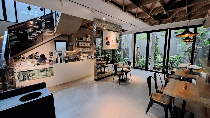 1709872218 600 photo - Kedai kopi di wilayah Jakarta Selatan : Cecemuwe Cafe and Space - Senayan